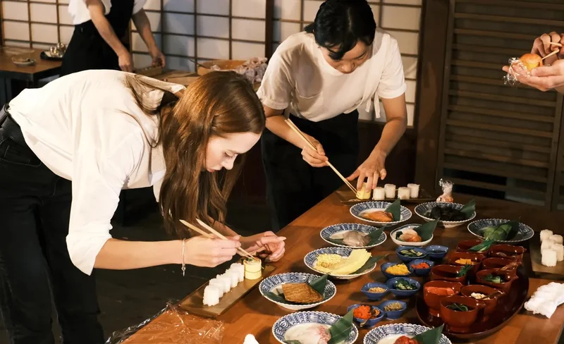 Kanazawa Kenrokuen & Higashi Chaya Day Tour with Temarizushi Making