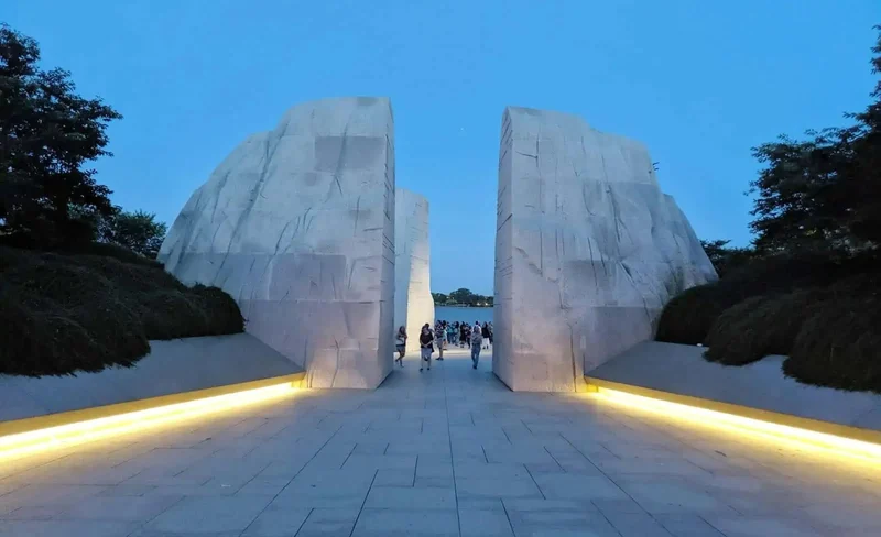 The U.S. Navy Memorial, White House, and Capitol Building Night Tour