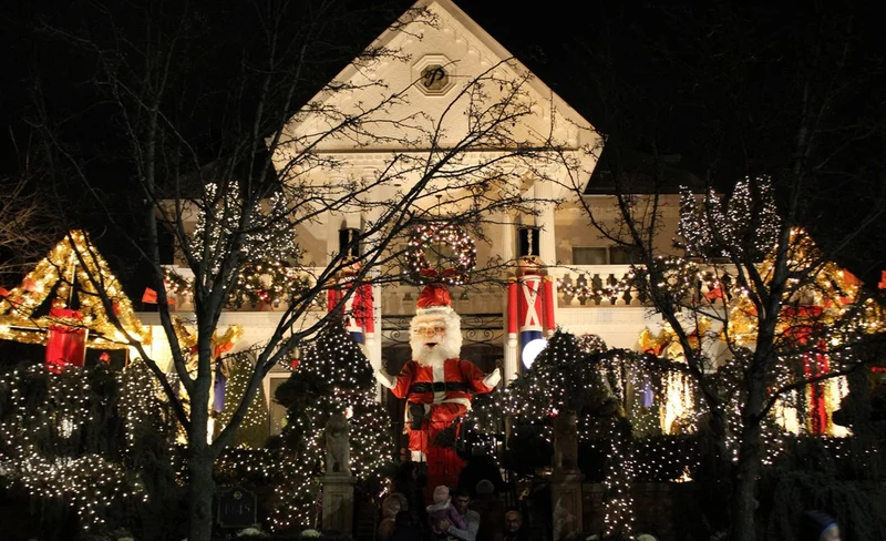 Dyker Heights Brooklyn Christmas Lights Tour from New York