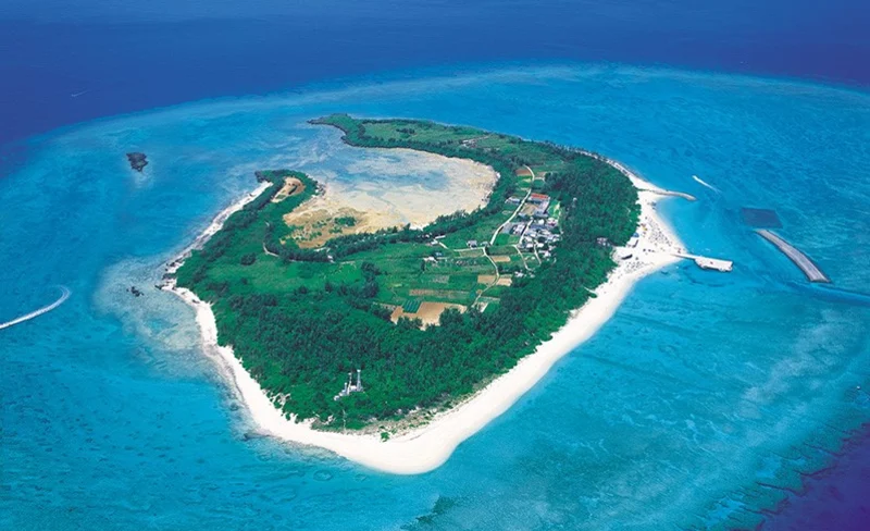 Minna island sea bathing with marine activity from Toguchi port
