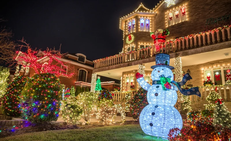Dyker Heights Holiday Walking Tour in New York
