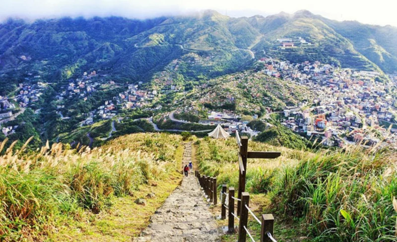 Keelung Mountain Hiking & Juifen Old Street Day Tour from Taipei