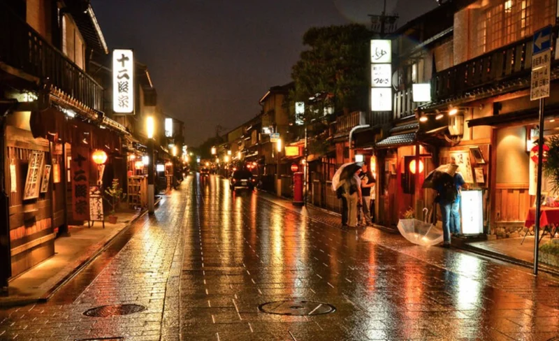 Kyoto Gion Evening Walking Tour with Kaiseki Dinner