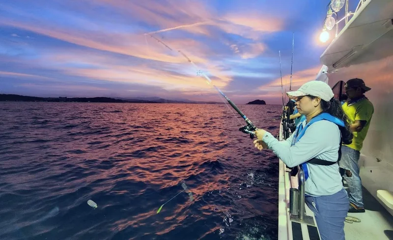 Keelung: Sea fishing experience for beginners & rice noodle soup buffet bar (exclusive gift of waterproof cold storage bag)