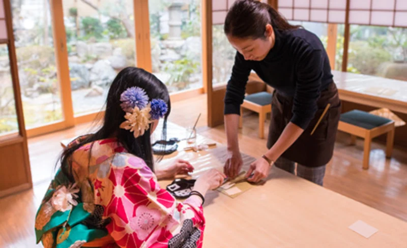 Kanazawa Walking Tour: Gold Leaf, Japanese Sweets and Ninja Stars
