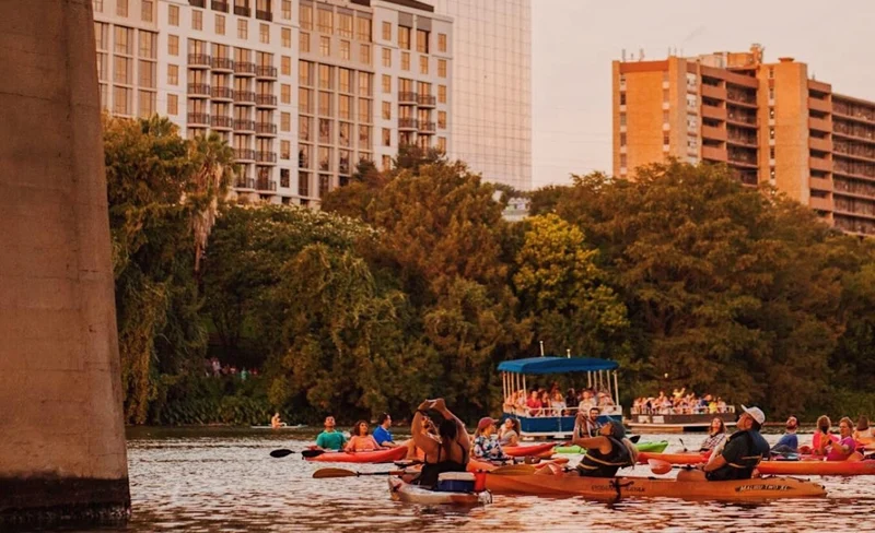 Sunset Bat Watching Kayak Tour in Austin