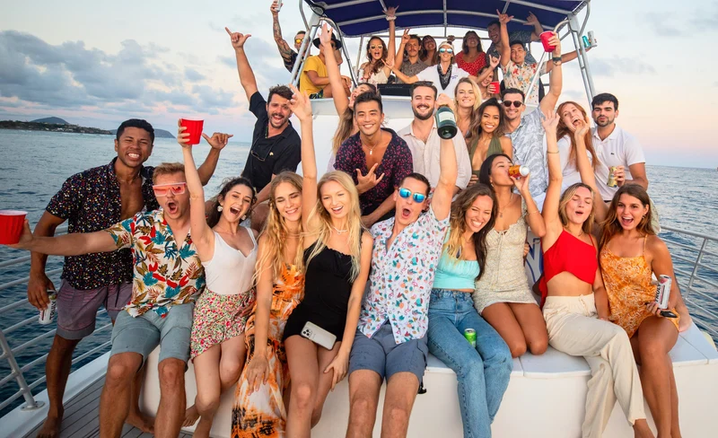 Oahu Waikiki Party Cruise Tour with Complimentary Drink
