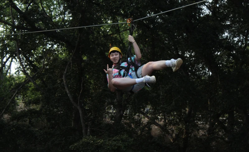 Coral Crater 6-Zipline Tour in O'ahu