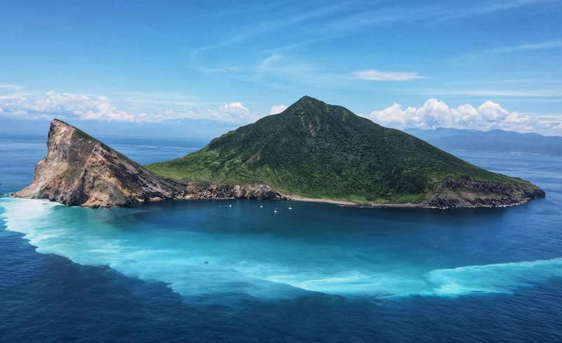 Yilan: Guishan Island Landing & Whale and Dolphin Watching & Milk Sea Around the Island｜Xinfufeng No. 36