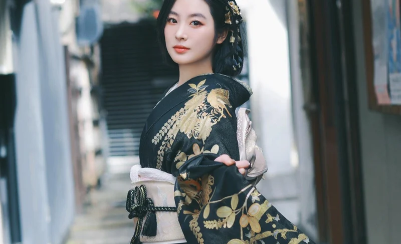 Sensoji Kimono Rental Experience (Tokyo Kimono Rei Kaminarimon)