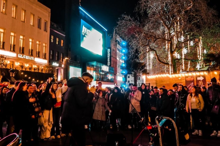 Busker Gathers INCREDIBLY HUGE Crowd! Bruno Mars - Locked Out Of Heaven (Luke Silva Music)