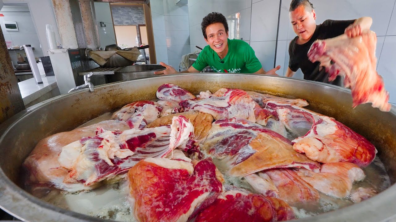 Shocking Chinese Street Food – JACUZZI SOUP in Xi’an, China!!