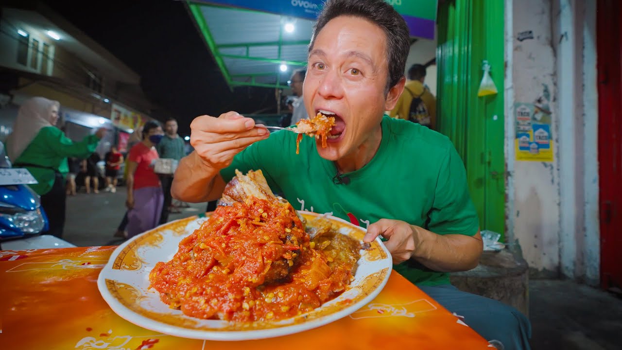 Indonesia SPICY FOOD Overdose!!   SAMBAL MOUNTAIN + Smashed Chili Chicken!
