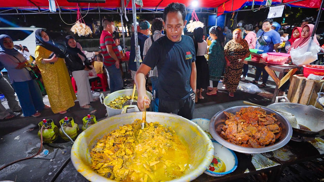 EXTREME Indonesian Street Food!! NASI BABAT – Serves 100’s Per Night in Surabaya!