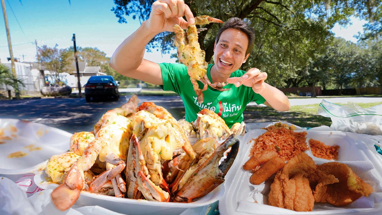 Famous GARLIC BUTTER Blue Crabs!!   Must-Eat SOUL FOOD in Charleston, South Carolina!