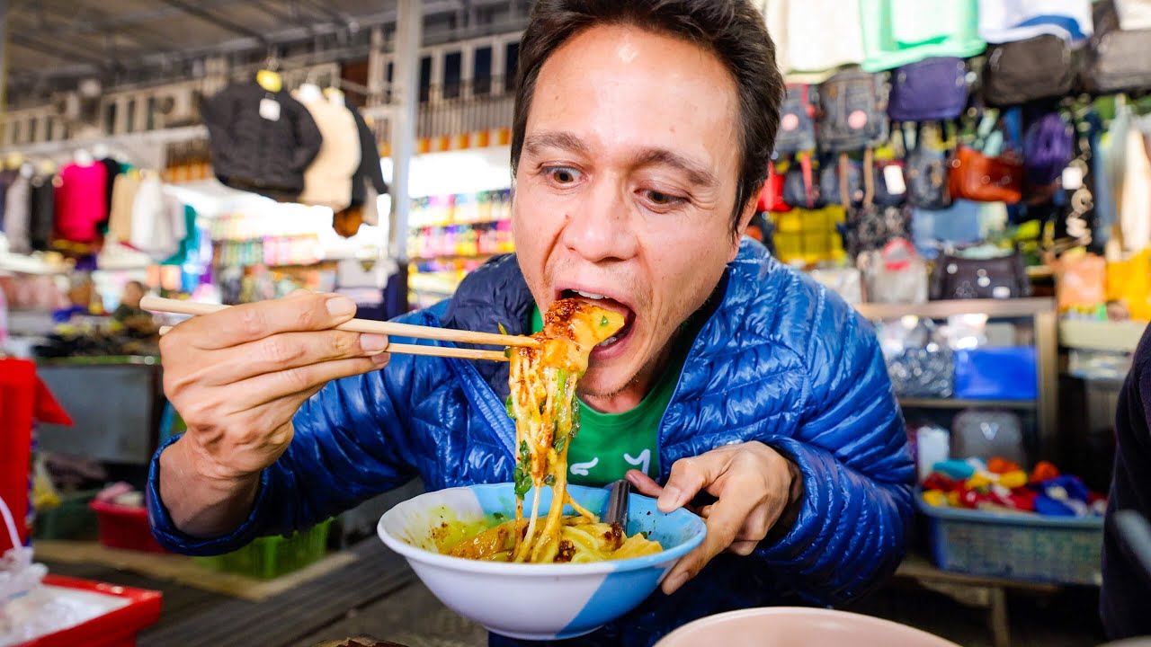 Ultimate STREET FOOD NOODLE HEAVEN  !! Local Market Tour + Best Food in Mae Hong Son!