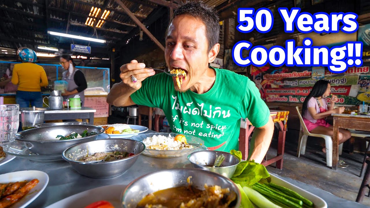 Pro Grandma Chef – 50 YEARS COOKING!! Insane Thai Street Food in Songkhla (สงขลา), Thailand!