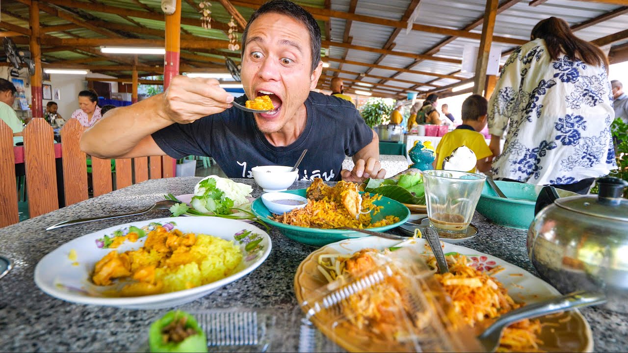 Thai Street Food – YELLOW STICKY RICE!! Best Curry Ever + Stuffed Roti! | Satun, Thailand