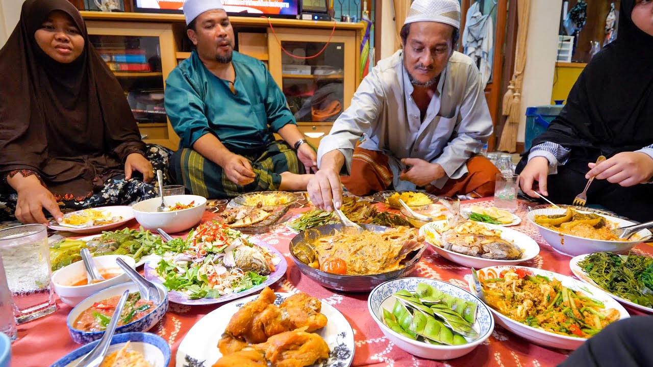 Indian Malay Food   HUGE FISH HEAD CURRY Cooked By The KING OF SPICE!