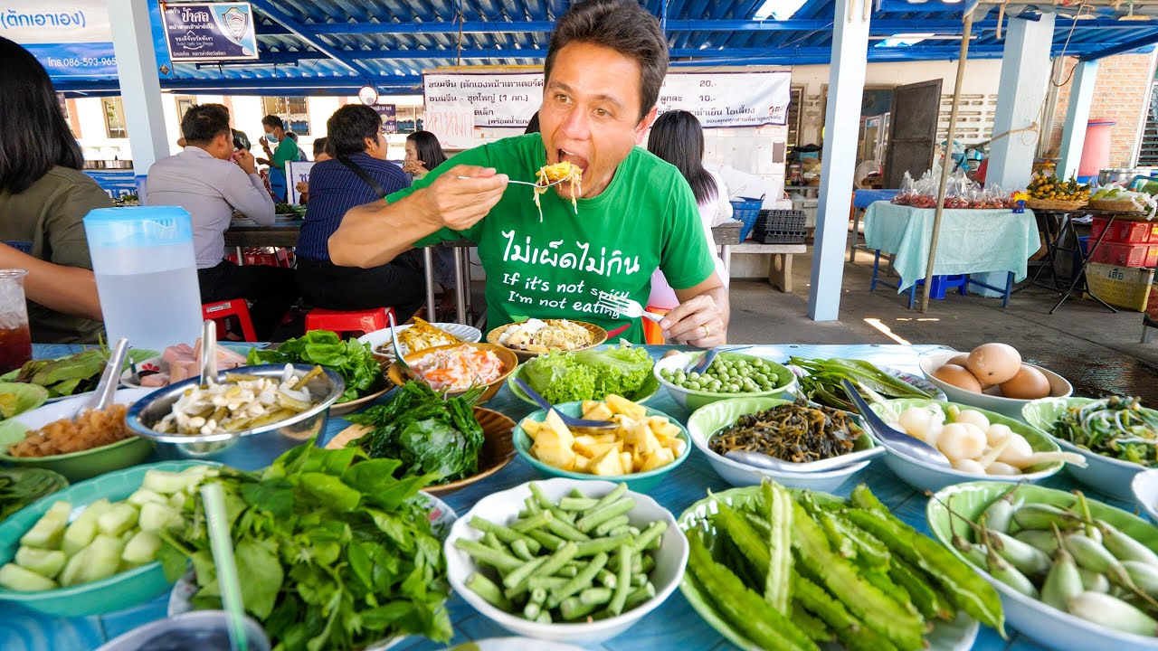 24 Toppings Buffet –  EPIC CURRY NOODLES – Amazing Street Food in Asia!