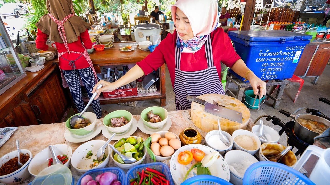 THAI OXTAIL SOUP!!   Amazing HALAL FOOD in Phang Nga, Thailand!!   ซุปหางวัว พังงา