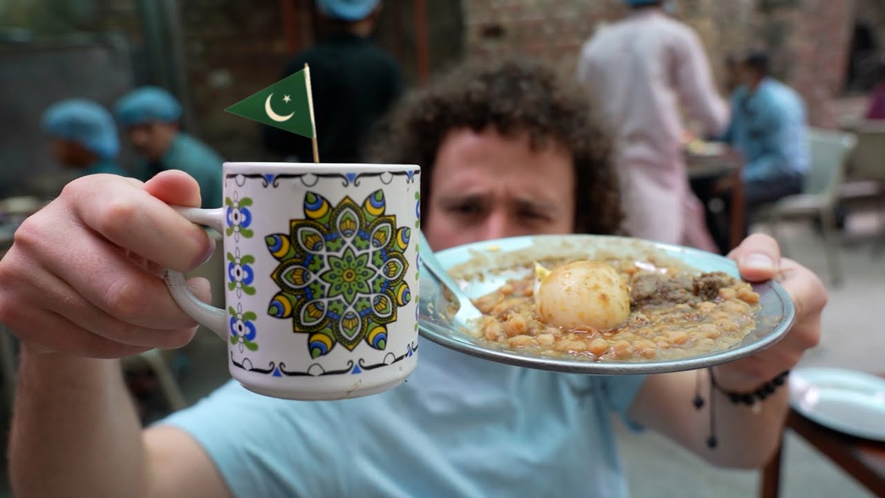 Probando comida callejera en PAKISTÁN