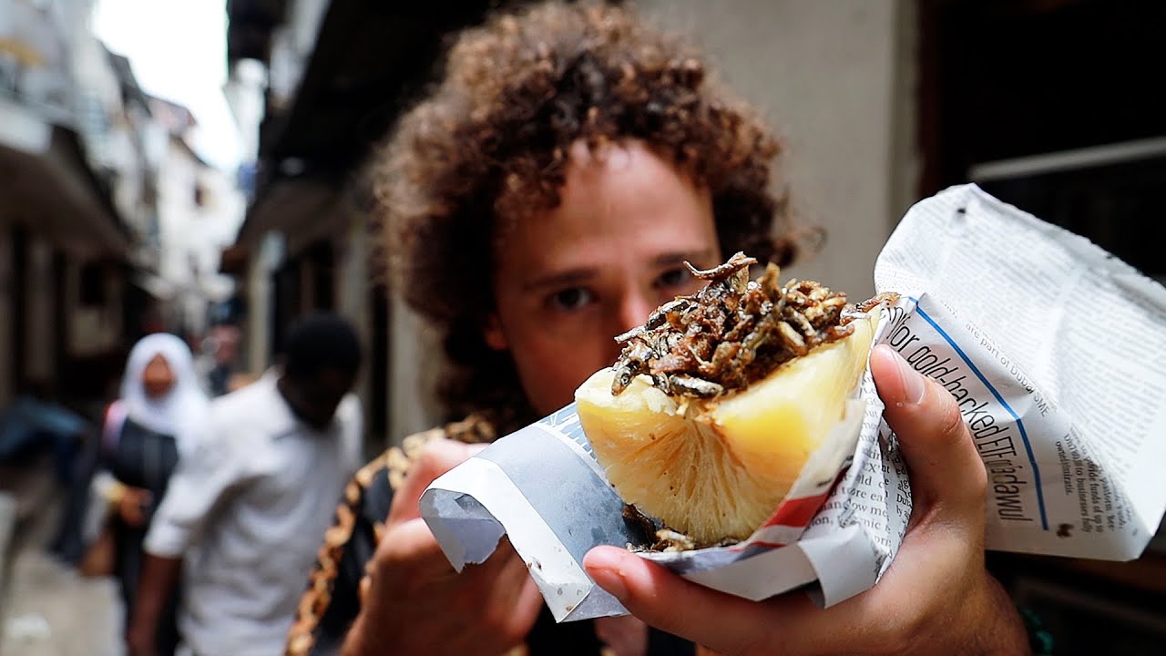 Probando comida callejera en TANZANIA