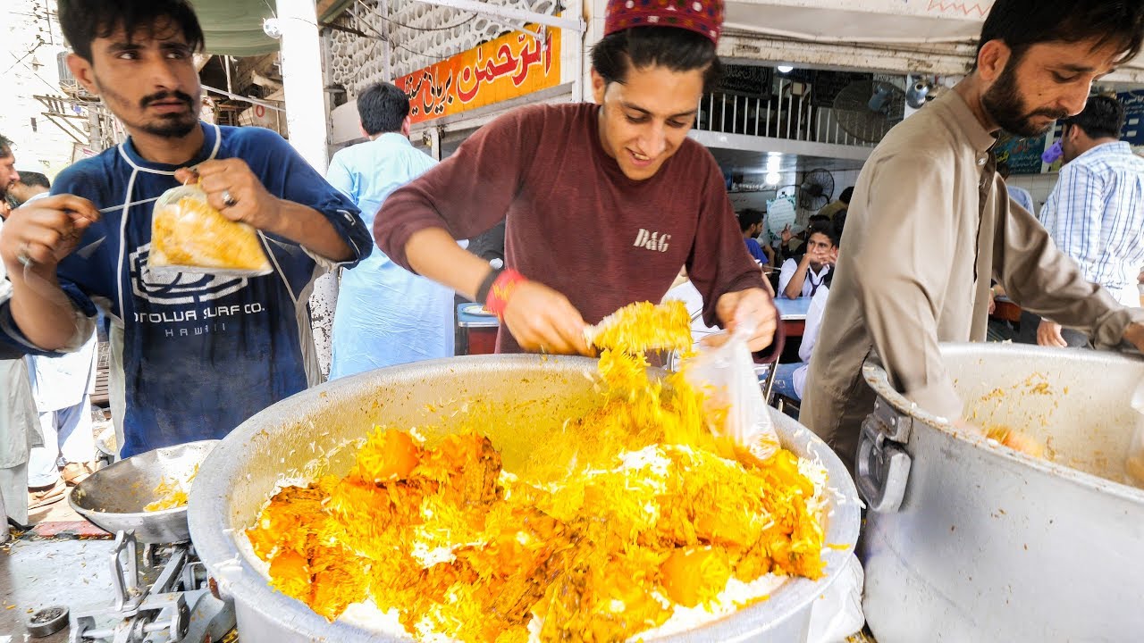 Street Food in Karachi – GOLDEN Chicken Biryani + HALEEM – Pakistani Street Food Tour of Karachi!