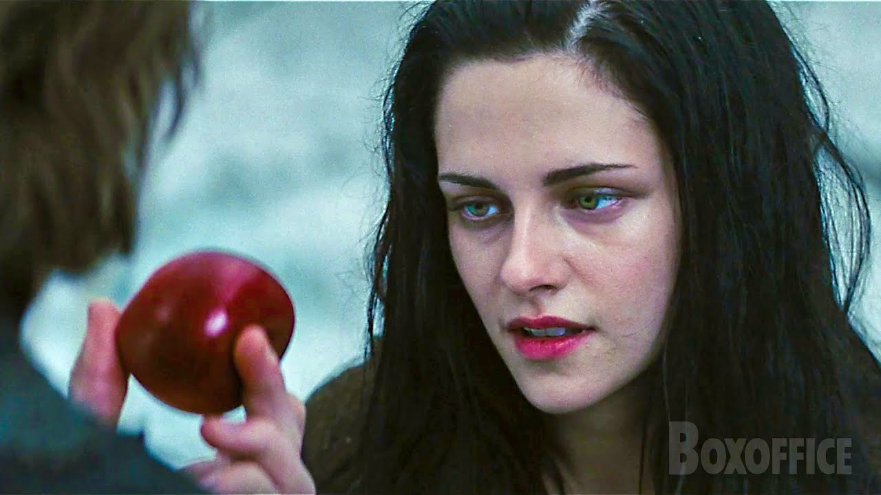 Snow White eats the poisoned apple | Snow White and the Huntsman | CLIP