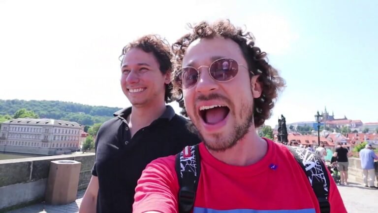 Contenido para miembros PREMIUM: El puente de HUEVO en Praga!-Luisito Comunica