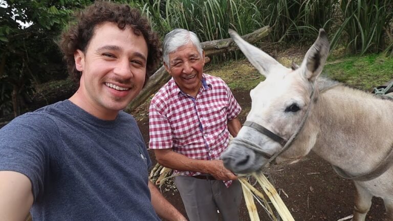 Este hombre se hizo millonario trabajando con su burro | Galápagos-Luisito Comunica