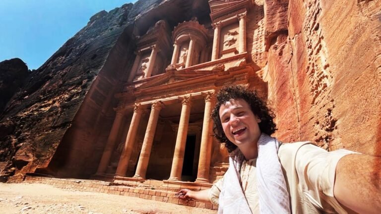PETRA: La ciudad que fue tallada en MONTAÑAS   | Mi séptima maravilla-Luisito Comunica
