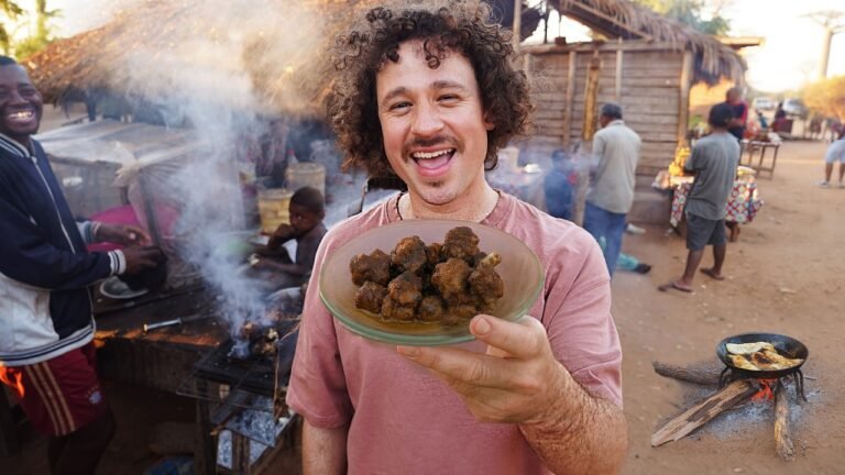 Probando comida callejera en MADAGASCAR: la “más barata” de África-Luisito Comunica