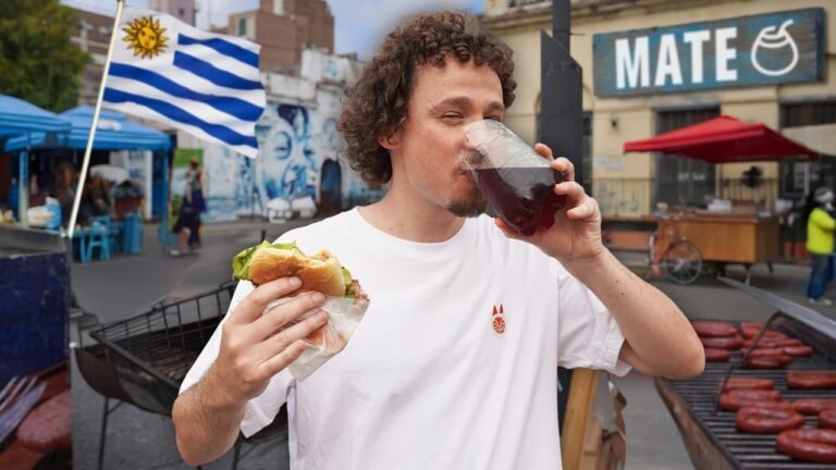 Probando comida callejera en URUGUAY | ¡La tierra del choripan!-Luisito Comunica