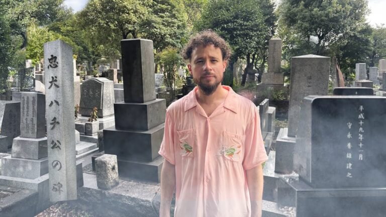 Recorriendo un cementerio en Japón | Leyendas y costumbres-Luisito Comunica