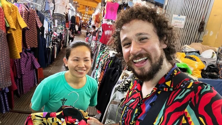 Recorriendo un mercado de piratería MASIVO en Asia: HAY DE TODO-Luisito Comunica